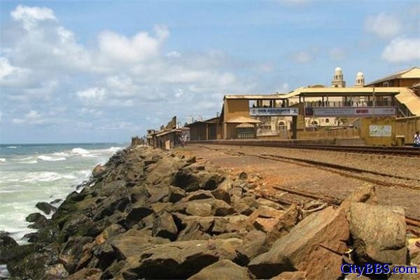 在斯里兰卡，花不超过25英镑，就能在岛上很体面地度过一天，在海滩度假村舒舒服服地消磨时光。 ...